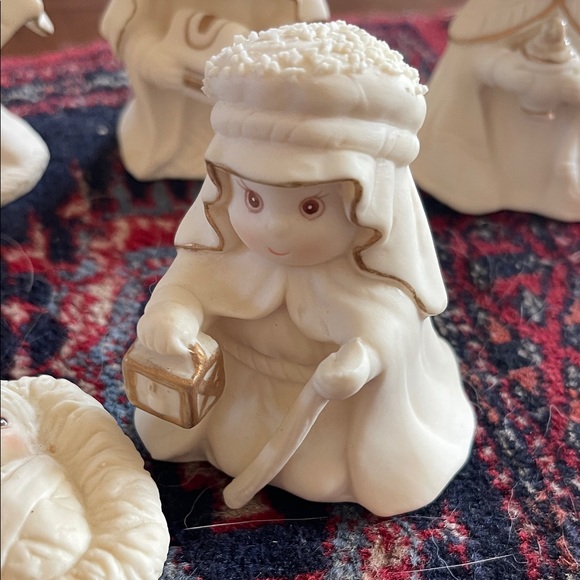 White Ceramic Nativity Figurines Set - Picture 8 of 10